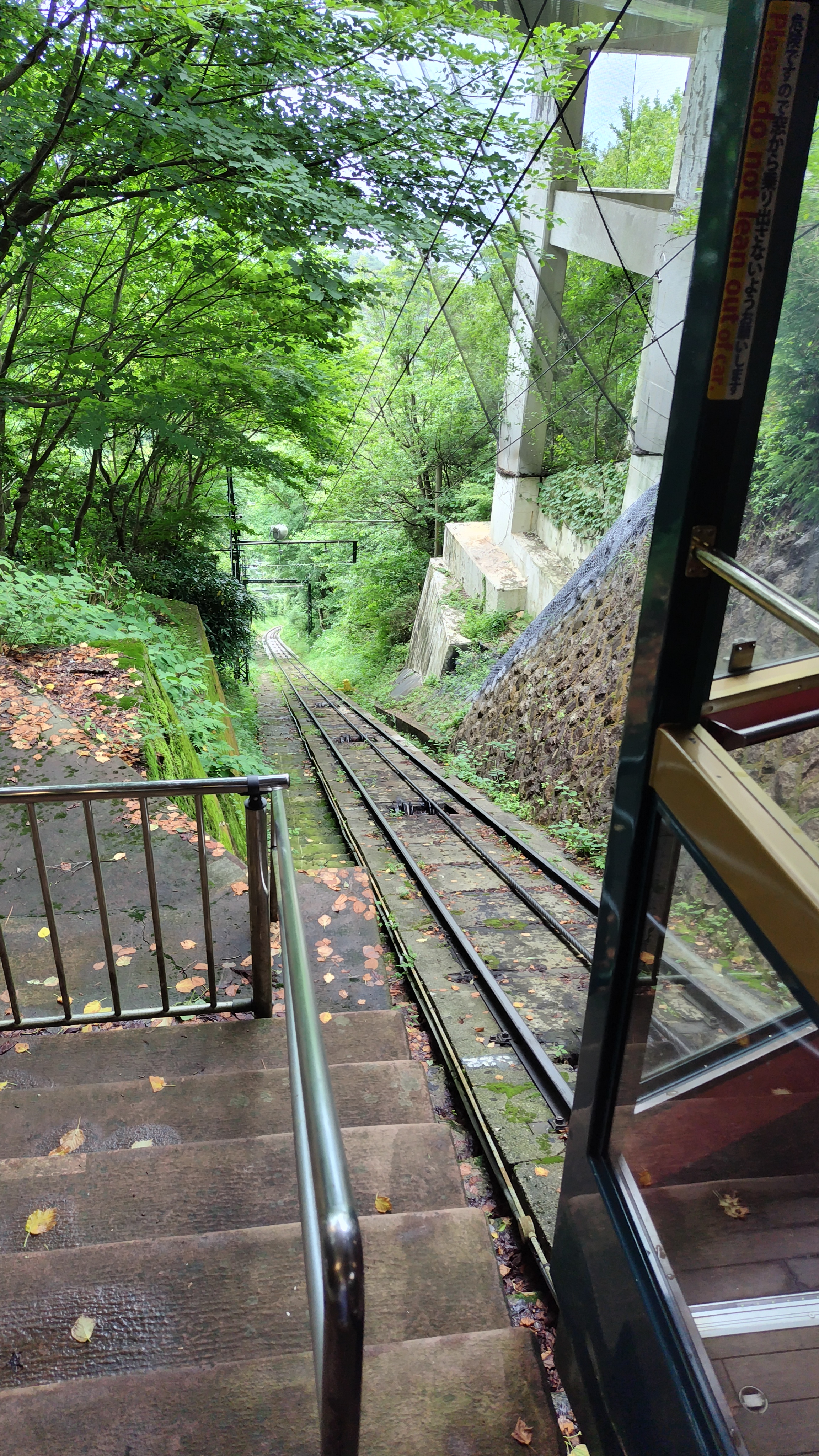 山上駅から線路を見る