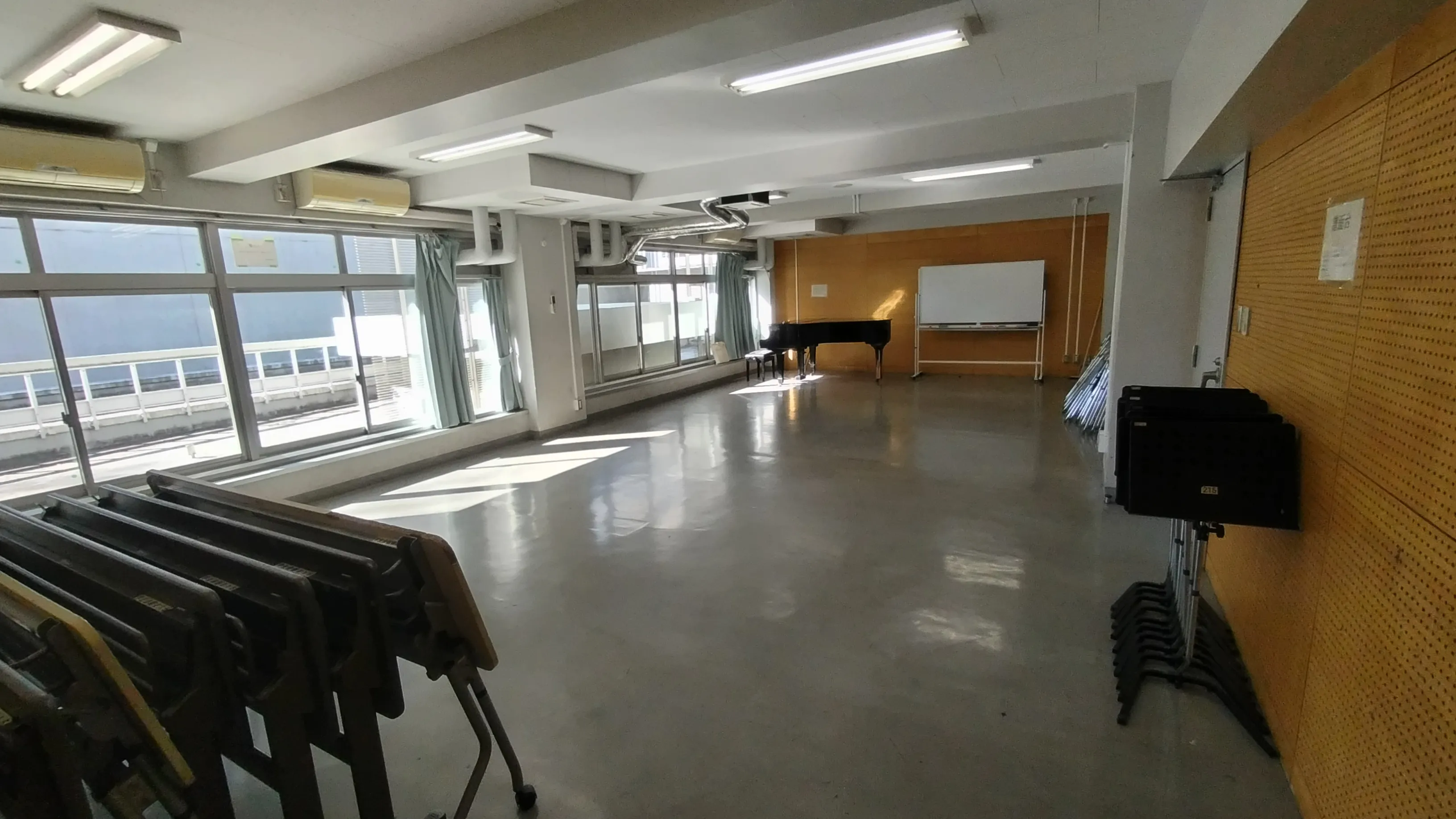 学生会館215室